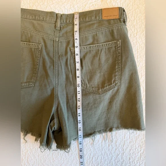 American Eagle High-Rise Distressed Shorts – Size 14 - Picture 12 of 14